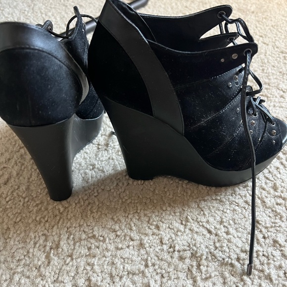 Like new Gianni Bini wedges size 8 - Picture 2 of 2